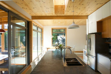 Kitchen - kitchen idea in Montreal