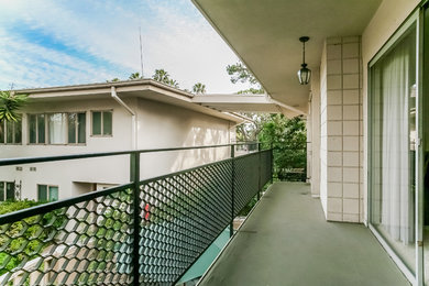 Example of an island style deck design in Los Angeles