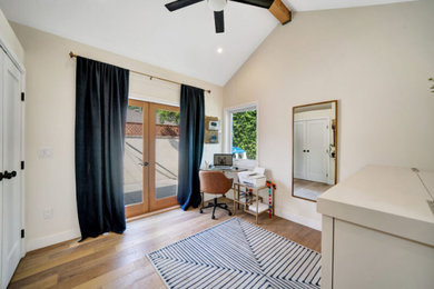 Example of a home office design in Los Angeles