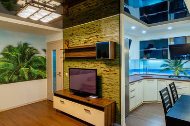 Стильный дизайн: открытая гостиная комната среднего размера в современном стиле с бежевыми стенами, полом из ламината, отдельно стоящим телевизором и коричневым полом - последний тренд