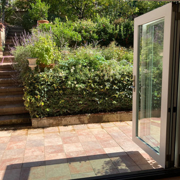 Guest bedroom immersed in the garden