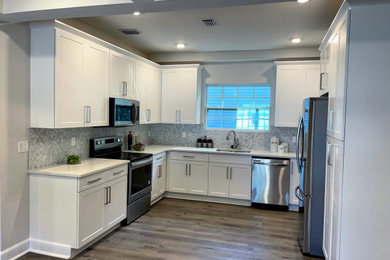 Kitchen - traditional kitchen idea in Tampa