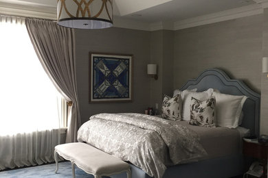 Example of a transitional home design design in Toronto