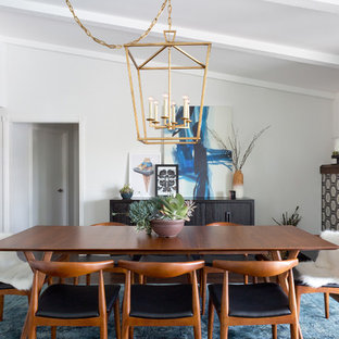 Idéer för att renovera ett mellanstort retro kök med matplats, med vita väggar, mörkt trägolv, en standard öppen spis och en spiselkrans i trä