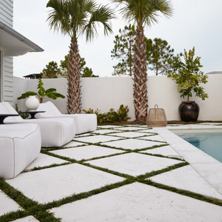 Mittelgroßes Modernes Sportbecken hinter dem Haus in rechteckiger Form mit Betonplatten in Miami