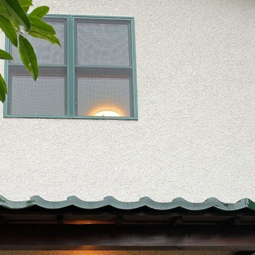 屋根の瓦のグリーンに合わせて、窓枠を選択
