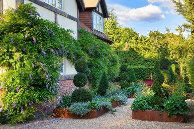 Design ideas for an eclectic landscaping in Surrey.