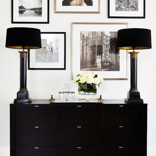 Inredning av en klassisk hall, med vita väggar och ljust trägolv