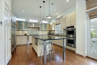 Kitchen photo in Miami