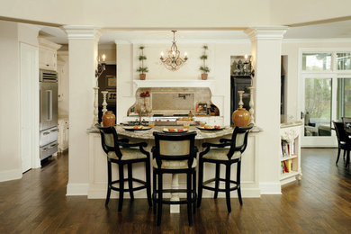Eat-in kitchen - traditional eat-in kitchen idea in Columbus