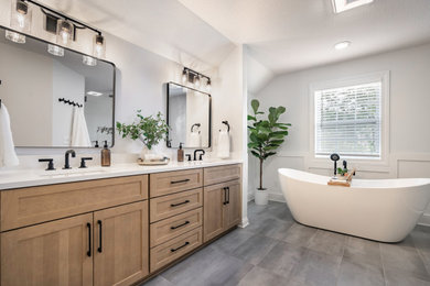Example of a transitional bathroom design in Columbus