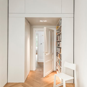 Schlafzimmer mit begehbarer Kleiderschrank-Bücherregallösung