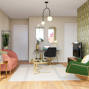 Esempio di un piccolo soggiorno classico chiuso con pareti beige, parquet chiaro, nessun camino, TV autoportante e pavimento marrone