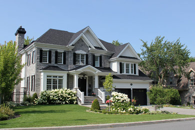 Inspiration for a traditional front yard landscaping in Montreal.