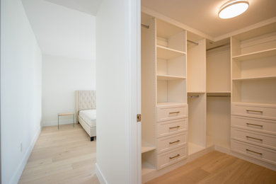 Example of a classic closet design in Vancouver