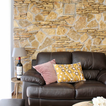 Salón con pared de piedra natural | CASA ROBLE