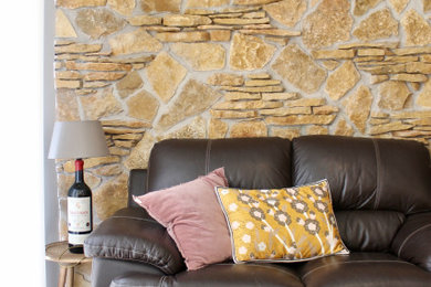 Diseño de sala de estar con barra de bar abierta contemporánea grande con paredes multicolor, suelo de baldosas de cerámica, estufa de leña, marco de chimenea de metal, televisor colgado en la pared, suelo naranja, casetón, ladrillo y alfombra