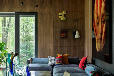 Стильный дизайн: гостиная комната в стиле фьюжн с зоной отдыха - последний тренд