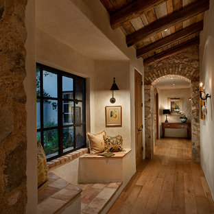Inspiration för medelhavsstil hallar, med beige väggar, mellanmörkt trägolv och brunt golv