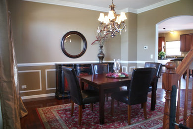 Dining room - traditional dining room idea in Chicago