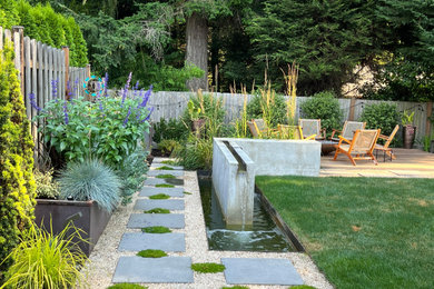 Design ideas for a mid-sized contemporary drought-tolerant backyard landscaping in Seattle.