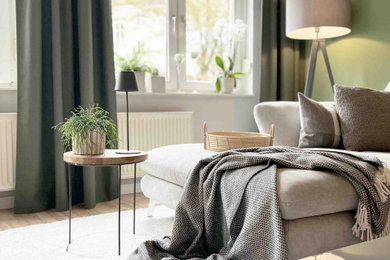 Mittelgroßes Modernes Schlafzimmer mit grauer Wandfarbe und Laminat in Hannover