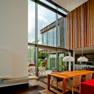 ドルトムントの巨大なコンテンポラリースタイルのLDKの画像 (白い壁、濃色無垢フローリング、暖炉なし、茶色い床)