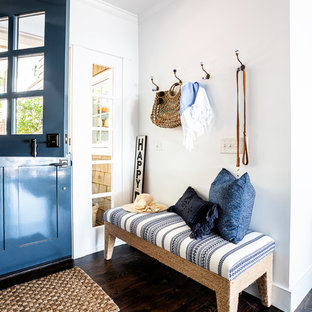 На фото: входная дверь среднего размера в морском стиле с белыми стенами, темным паркетным полом, синей входной дверью, голландской входной дверью и коричневым полом с