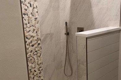 Ejemplo de cuarto de baño principal moderno con baldosas y/o azulejos grises, ducha abierta, hornacina, machihembrado, ducha esquinera y baldosas y/o azulejos de cerámica