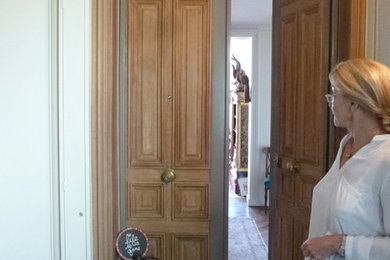 Cette photo montre une entrée chic avec une porte double et une porte en bois clair.