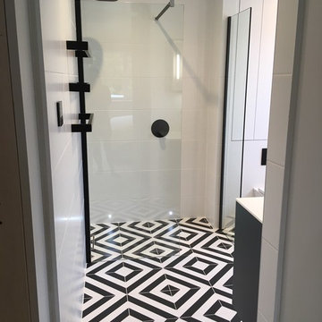 Monochrome En Suite Bathroom
