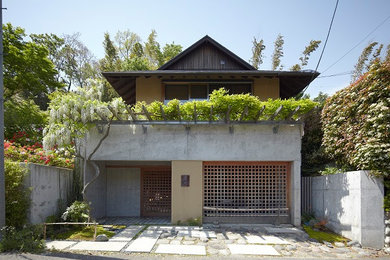 他の地域にあるアジアンスタイルのおしゃれな家の外観 (漆喰サイディング) の写真