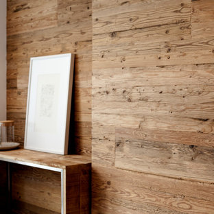 Multifunktionaler, Mittelgroßer Fitnessraum mit brauner Wandfarbe, gebeiztem Holzboden, braunem Boden und eingelassener Decke in München
