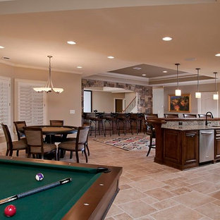 アトランタの中サイズのトラディショナルスタイルのおしゃれな着席型バー (アンダーカウンターシンク、レイズドパネル扉のキャビネット、中間色木目調キャビネット、クオーツストーンカウンター、テラコッタタイルの床、ベージュの床、マルチカラーのキッチンカウンター) の写真