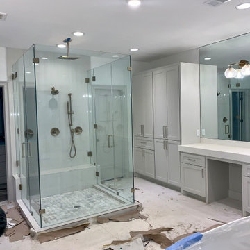 Primary seamless glass shower