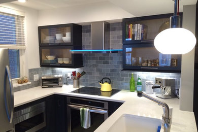 Mid-sized trendy u-shaped eat-in kitchen photo in DC Metro with shaker cabinets, blue cabinets, quartz countertops, gray backsplash, subway tile backsplash, an undermount sink, stainless steel appliances and a peninsula