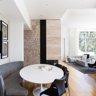 アデレードのコンテンポラリースタイルのLDKの画像 (白い壁、無垢フローリング)