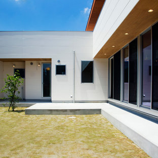 モダンスタイルのおしゃれな中庭のテラス (コンクリート敷き	、張り出し屋根) の写真