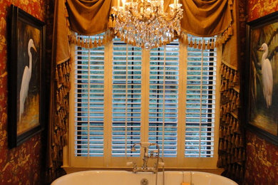 Foto de cuarto de baño principal clásico de tamaño medio con bañera con patas, paredes rojas y suelo beige