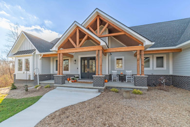 Inspiration for a craftsman home design remodel in Detroit