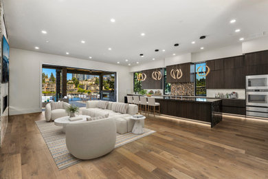 Example of a minimalist living room design in Seattle