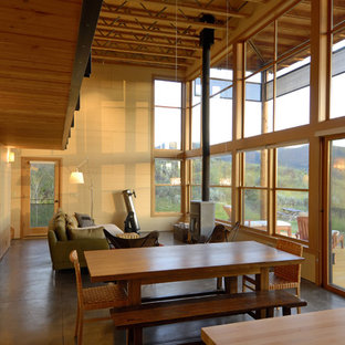 シアトルの中サイズのラスティックスタイルのLDKの画像 (ベージュの壁、コンクリートの床)