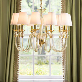 Cette image montre une salle à manger traditionnelle avec un mur blanc.