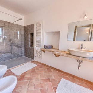 Bäder mit bodengleicher Dusche und Terrakottaboden Ideen, Design