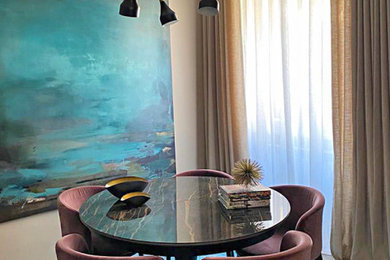 Esempio di una sala da pranzo minimal di medie dimensioni con pareti beige, pavimento in gres porcellanato e pavimento beige