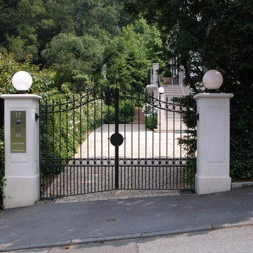 Handgeschmiedetes Einfahrtstor und Leuchten an einer Villa in Wuppertal