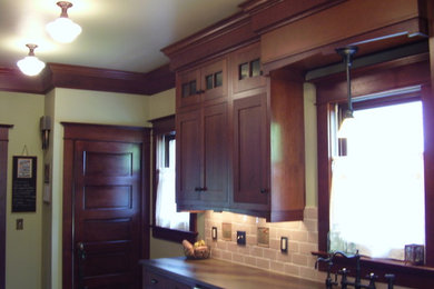 Kitchen - traditional kitchen idea in Portland