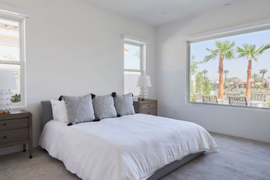 Foto de dormitorio actual con paredes blancas, moqueta y suelo gris