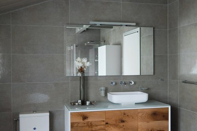Esempio di una stanza da bagno contemporanea