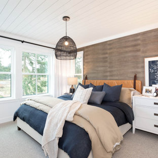 Esempio di una grande camera matrimoniale stile marinaro con pareti marroni, moquette, pavimento grigio, soffitto in perlinato e pareti in legno